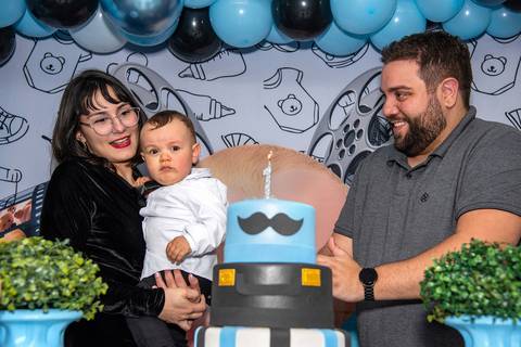 Foto do Aniversariante Olhando Feio Pra Vela Acesa No Bolo Na Hora dos Parabéns Na Vila Andrade - SP. Foto por Priscila Felix, fotógrafa de família, ensaios, eventos e casamentos.'