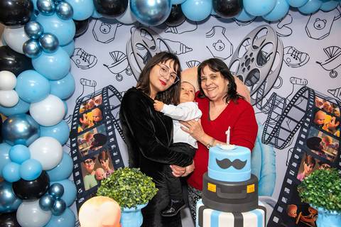 Foto da Mãe e Do Aniversariante Olhando Pra Avó na Mesa do Bolo Na Vila Andrade - SP. Foto por Priscila Felix, fotógrafa de família, ensaios, eventos e casamentos.'