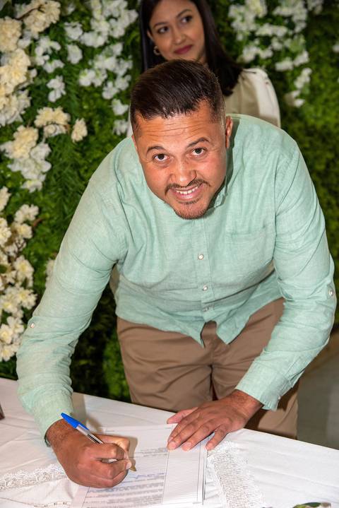 Fotografia do Noivo Assinando Documento no Cartório do Tucuruvi SP Feita por Priscila Felix Fotógrafa de Casamentos, Ensaios e Família'