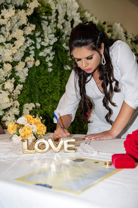 Fotografia da Noiva Assinando Documento no Cartório do Tucuruvi SP Feita por Priscila Felix Fotógrafa de Casamentos, Ensaios e Família'