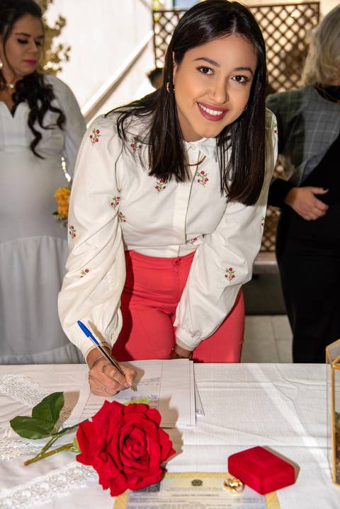 Fotografia da Madrinha Assinando Documento no Cartório do Tucuruvi SP Feita por Priscila Felix Fotógrafa de Casamentos, Ensaios e Família'