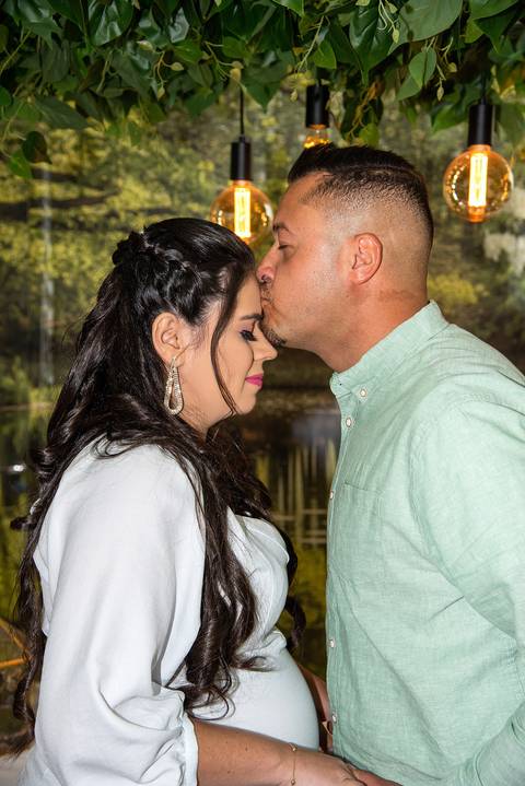 Fotografia do Noivo Beijando a Testa da Noiva no Cartório do Tucuruvi SP Feita por Priscila Felix Fotógrafa de Casamentos, Ensaios e Família'