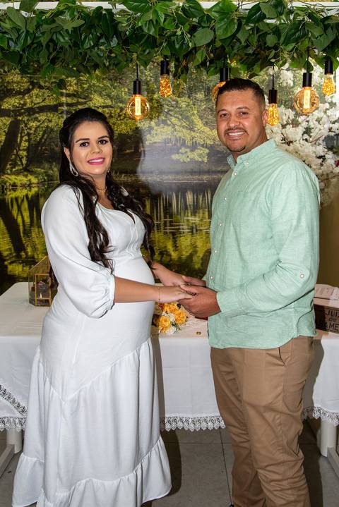 Fotografia dos Noivos de Mãos Dadas de Frente Um Pro Outro no Cartório do Tucuruvi SP Feita por Priscila Felix Fotógrafa de Casamentos, Ensaios e Família'