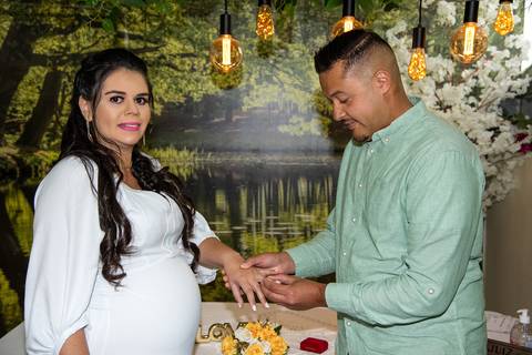 Fotografia do Noivo Colocando a Aliança na Noiva no Cartório do Tucuruvi SP Feita por Priscila Felix Fotógrafa de Casamentos, Ensaios e Família'