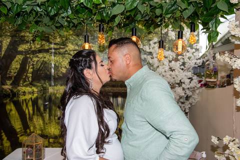 Fotografia dos Noivos se Beijando no Cartório do Tucuruvi SP Feita por Priscila Felix Fotógrafa de Casamentos, Ensaios e Família'