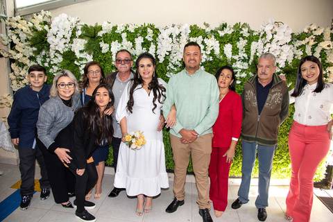 Fotografia dos Noivos Com Toda a Família Reunida no Cartório do Tucuruvi SP Feita por Priscila Felix Fotógrafa de Casamentos, Ensaios e Família'