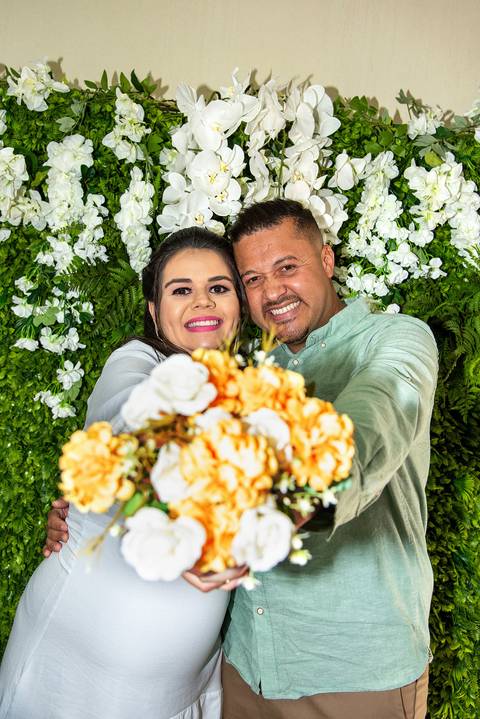 Fotografia dos Noivos Abraçados Mostrando o Buquet no Cartório do Tucuruvi SP Feita por Priscila Felix Fotógrafa de Casamentos, Ensaios e Família'