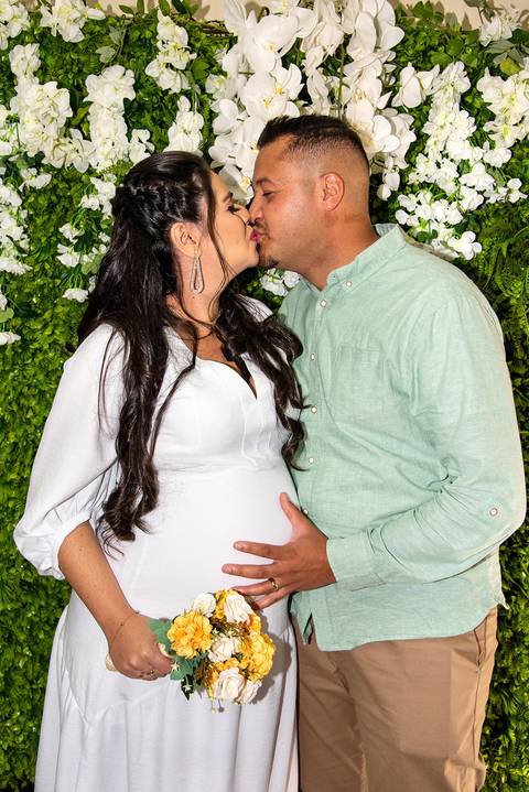 Fotografia dos Noivos se Beijando no Cartório do Tucuruvi SP Feita por Priscila Felix Fotógrafa de Casamentos, Ensaios e Família'