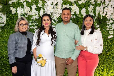 Fotografia dos Noivos com as Madrinhas no Cartório do Tucuruvi SP Feita por Priscila Felix Fotógrafa de Casamentos, Ensaios e Família'