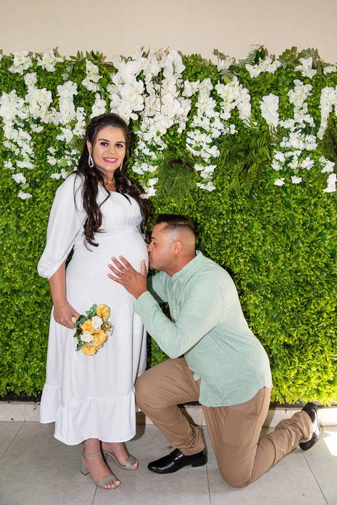 Fotografia do Noivo Beijando a Barriga da Noiva Grávida no Cartório do Tucuruvi SP Feita por Priscila Felix Fotógrafa de Casamentos, Ensaios e Família'