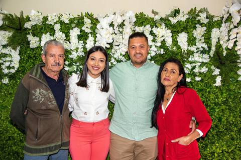 Fotografia dos Noivos Com Os Pais do Noivo e Irmã no Cartório do Tucuruvi SP Feita por Priscila Felix Fotógrafa de Casamentos, Ensaios e Família'