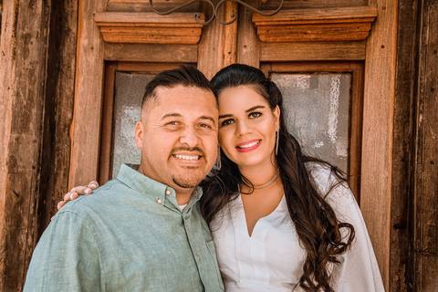 Retrato do Casal de Rosto Colado No Restaurante Velhão Na Cantareira em São Paulo, Foto Feita Pela Priscila Felix Fotógrafa de Família, Casamento e Ensaios '