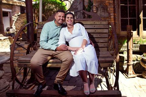 Foto do Casal Sentado Numa Charrete de Rosto Colado No Restaurante Velhão Na Cantareira em São Paulo, Foto Feita Pela Priscila Felix Fotógrafa de Família, Casamento e Ensaios '
