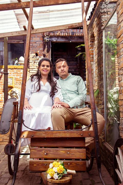 Foto do Casal Sentado Numa Charrete Com o Buquet na Frente No Restaurante Velhão Na Cantareira em São Paulo, Foto Feita Pela Priscila Felix Fotógrafa de Família, Casamento e Ensaios '