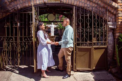 Foto do Casal de Mãos Dadas Com a Estátua do Cristo ao Fundo No Restaurante Velhão Na Cantareira em São Paulo, Foto Feita Pela Priscila Felix Fotógrafa de Família, Casamento e Ensaios '