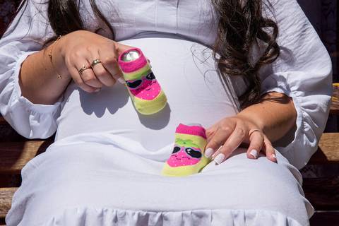 Foto da Mãe Com Os Sapatinhos da Nenê na Barriga No Restaurante Velhão Na Cantareira em São Paulo, Foto Feita Pela Priscila Felix Fotógrafa de Família, Casamento e Ensaios '
