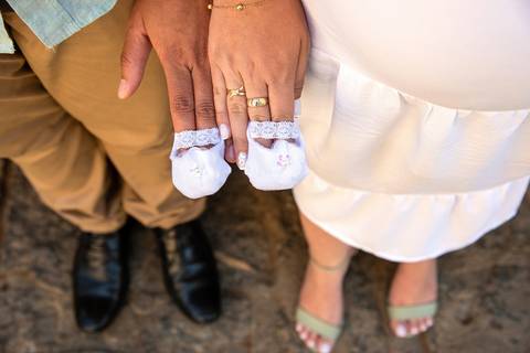 Foto dos Pés do Casal Com Os Sapatinhos da Nenê nos Dedos das Mãos No Restaurante Velhão Na Cantareira em São Paulo, Foto Feita Pela Priscila Felix Fotógrafa de Família, Casamento e Ensaios '
