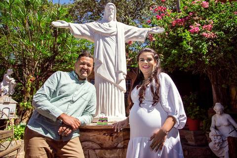 Foto do Casal Junto à Estátua do Cristo  No Restaurante Velhão Na Cantareira em São Paulo, Foto Feita Pela Priscila Felix Fotógrafa de Família, Casamento e Ensaios '