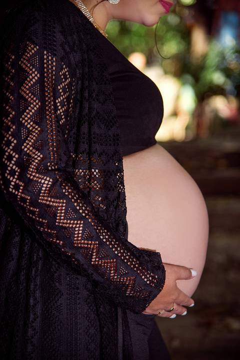 Foto da Barriga da Mãe de Perfil No Restaurante Velhão Na Cantareira em São Paulo, Foto Feita Pela Priscila Felix Fotógrafa de Família, Casamento e Ensaios '