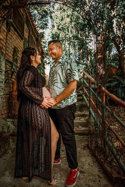 Foto do Casal Com As Mãos Na Barriga da Mãe e Se Olhando no Olhos No Restaurante Velhão Na Cantareira em São Paulo, Foto Feita Pela Priscila Felix Fotógrafa de Família, Casamento e Ensaios '