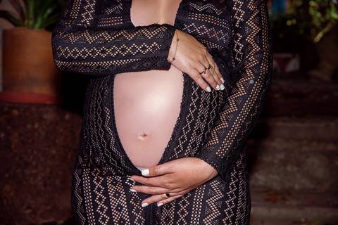 Foto da Mãe de Frente Com As Mãos Em Volta da Barriga, Close na Barriga No Restaurante Velhão Na Cantareira em São Paulo, Foto Feita Pela Priscila Felix Fotógrafa de Família, Casamento e Ensaios '