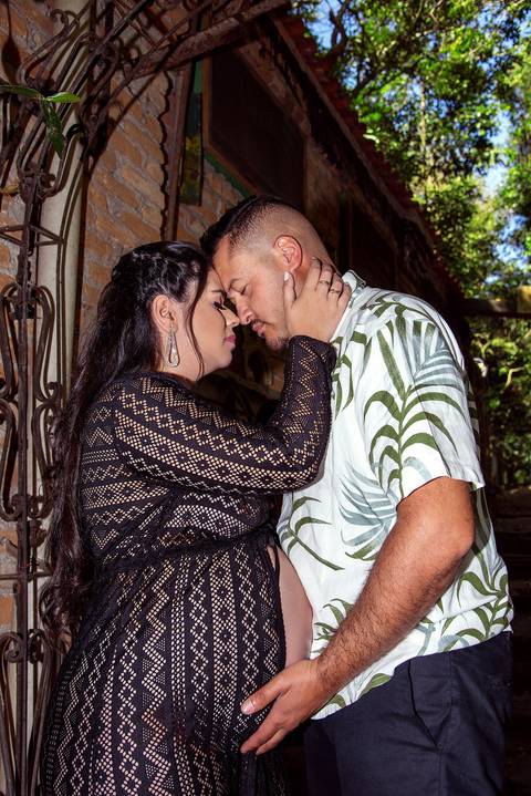 Foto do Casal Com A Testa Encostada Uma na Outra de Olhos Fechados No Restaurante Velhão Na Cantareira em São Paulo, Foto Feita Pela Priscila Felix Fotógrafa de Família, Casamento e Ensaios '