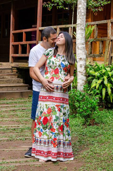 Foto do Casal se Olhando Com As Mãos na Barriga da Mãe No Núcleo Engordador Na Cantareira em São Paulo, Foto Feita Pela Priscila Felix Fotógrafa de Família, Casamento e Ensaios '