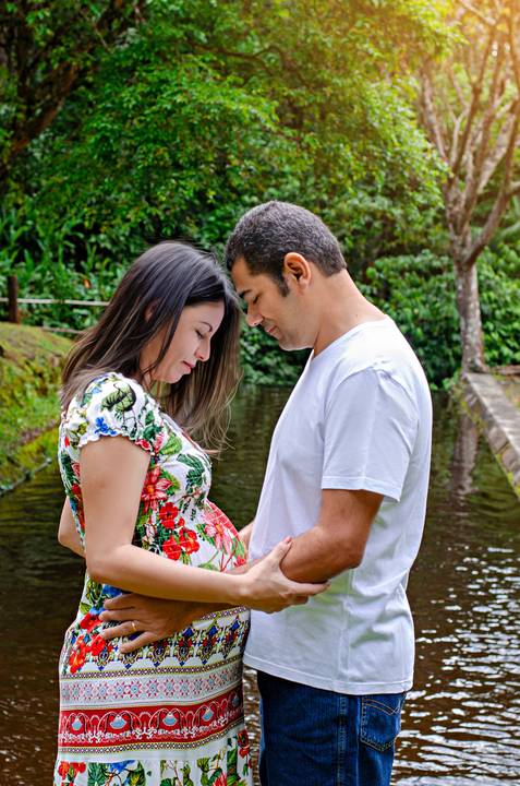 Foto do Casal De Frente Um Para O Outro Olhando Para a Barriga Com Água Ao Fundo No Núcleo Engordador Na Cantareira em São Paulo, Foto Feita Pela Priscila Felix Fotógrafa de Família, Casamento e Ensaios '