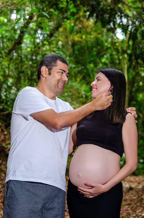 Foto do Casal Com o Pai Fazendo Um Carinho Nos Cabelos da Mãe No Núcleo Engordador Na Cantareira em São Paulo, Foto Feita Pela Priscila Felix Fotógrafa de Família, Casamento e Ensaios '