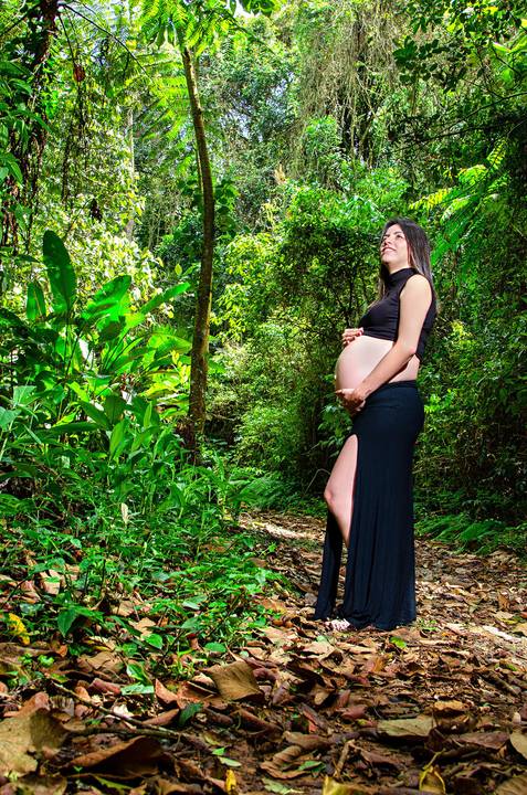 Foto da Mãe de Vestido Preto Barriga de Fora e Fendas na Saia de Perfil Segurando a Barriga e Olhando para Cima No Núcleo Engordador Na Cantareira em São Paulo, Foto Feita Pela Priscila Felix Fotógrafa de Família, Casamento e Ensaios '