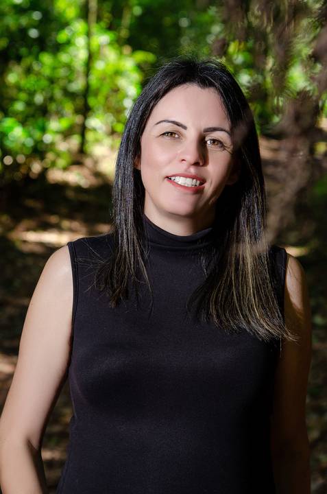 Retrato da Mãe Sorrindo No Núcleo Engordador Na Cantareira em São Paulo, Foto Feita Pela Priscila Felix Fotógrafa de Família, Casamento e Ensaios '
