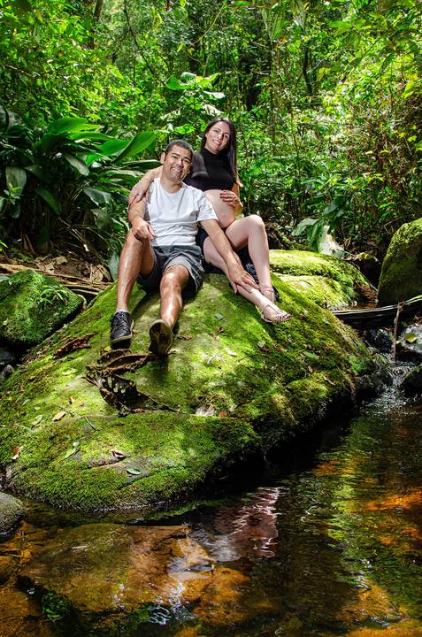 Foto do Casal Sentados Na Pedra Com Água Correndo Por Baixo No Núcleo Engordador Na Cantareira em São Paulo, Foto Feita Pela Priscila Felix Fotógrafa de Família, Casamento e Ensaios '