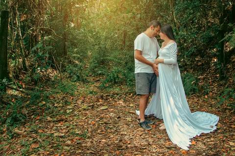 Foto do Casal de Rosto Colado Vestidos de Branco No Núcleo Engordador Na Cantareira em São Paulo, Foto Feita Pela Priscila Felix Fotógrafa de Família, Casamento e Ensaios '