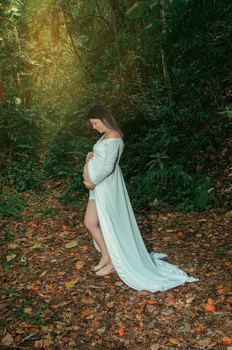 Foto da Mãe de Perfil Usando Um Vestido Longo Branco Com a Barriga de Fora No Núcleo Engordador Na Cantareira em São Paulo, Foto Feita Pela Priscila Felix Fotógrafa de Família, Casamento e Ensaios '