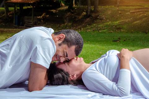 Foto do Casal Deitados Na Grama Caindo na Risada No Núcleo Engordador Na Cantareira em São Paulo, Foto Feita Pela Priscila Felix Fotógrafa de Família, Casamento e Ensaios '
