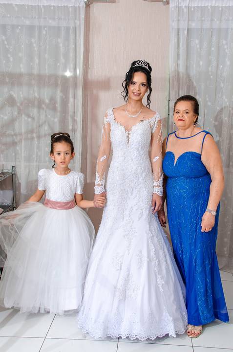 Fotografia da Noiva Com a Mãe e a Daminha no Salão Studio ST Belli em Guarulhos SP Feita por Priscila Felix Fotógrafa de Casamentos, Ensaios e Família'