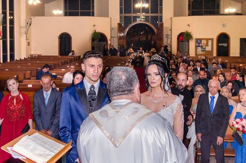 Fotografia dos Noivos No Altar De Frente com o Padre na Paróquia Nossa Senhora de Fátima em Guarulhos SP Feita por Priscila Felix Fotógrafa de Casamentos, Ensaios e Família'