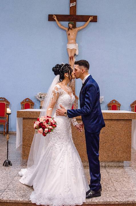 Fotografia dos Noivos Se Beijando No Altar na Paróquia Nossa Senhora de Fátima em Guarulhos SP Feita por Priscila Felix Fotógrafa de Casamentos, Ensaios e Família'