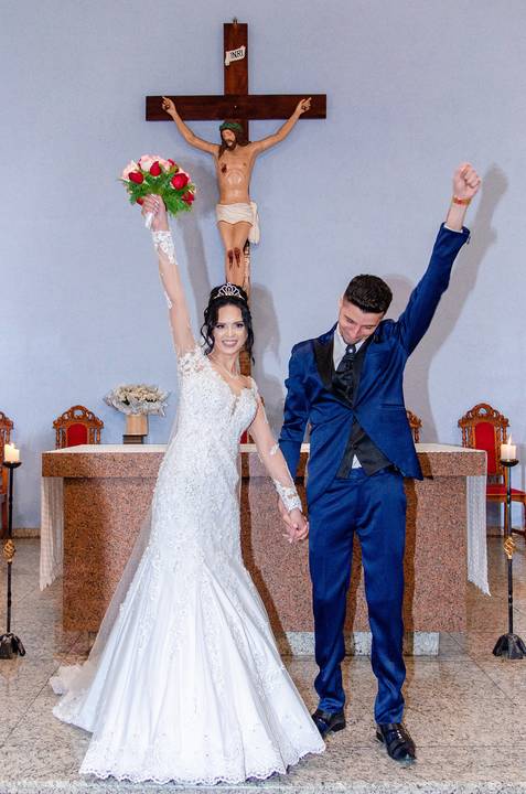Fotografia dos Noivos Comemorando o Casamento No Altar na Paróquia Nossa Senhora de Fátima em Guarulhos SP Feita por Priscila Felix Fotógrafa de Casamentos, Ensaios e Família'