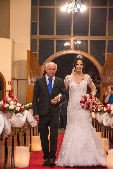 Fotografia da Entrada da Noiva Com Seu Pai na Paróquia Nossa Senhora de Fátima em Guarulhos SP Feita por Priscila Felix Fotógrafa de Casamentos, Ensaios e Família'