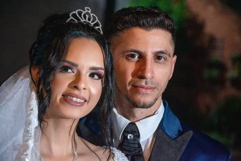 Fotografia do Retrato dos Noivos Na Rua em Guarulhos SP Feita por Priscila Felix Fotógrafa de Casamentos, Ensaios e Família'