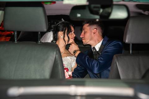 Fotografia dos Noivos No Carro Se Olhando No Buffet Europa em Guarulhos SP Feita por Priscila Felix Fotógrafa de Casamentos, Ensaios e Família'