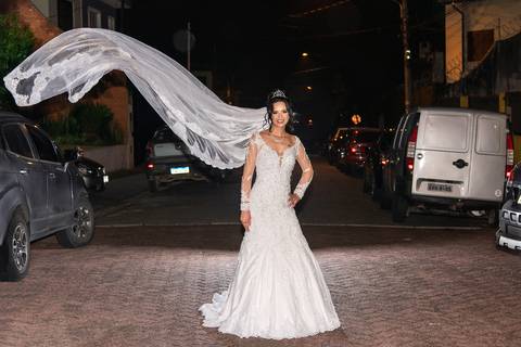 Fotografia da Noiva na Rua com o Véu Voando e com Um Lindo Sorriso em Guarulhos SP Feita por Priscila Felix Fotógrafa de Casamentos, Ensaios e Família'