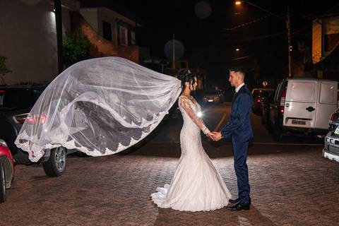 Fotografia dos Noivos Segurando as Mãos Na Rua com o Véu da Noiva Voando em Guarulhos SP Feita por Priscila Felix Fotógrafa de Casamentos, Ensaios e Família'