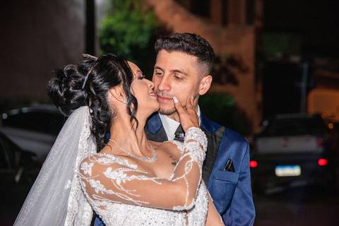 Fotografia dos Noivos Se Olhando A Noiva na Frente Passando a Mão no Rosto do Noivo Na Rua em Guarulhos SP Feita por Priscila Felix Fotógrafa de Casamentos, Ensaios e Família'