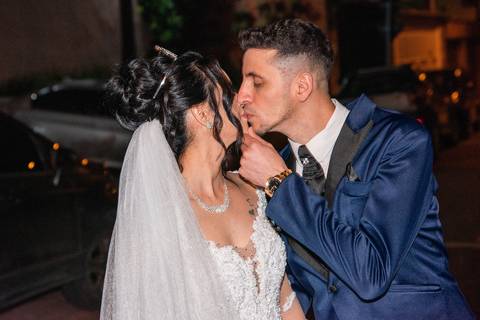 Fotografia dos Noivos Se Beijando Na Rua em Guarulhos SP Feita por Priscila Felix Fotógrafa de Casamentos, Ensaios e Família'