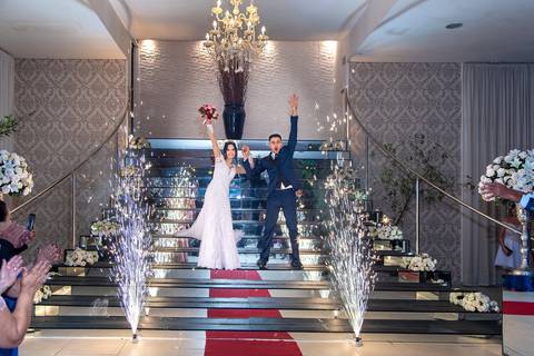 Fotografia da Entrada dos Noivos Descendo as Escadas Com Luzes nas Laterais No Buffet Europa em Guarulhos SP Feita por Priscila Felix Fotógrafa de Casamentos, Ensaios e Família'