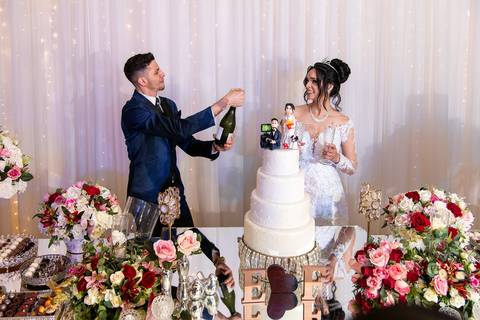 Fotografia dos Noivos Abrindo o Champanhe No Buffet Europa em Guarulhos SP Feita por Priscila Felix Fotógrafa de Casamentos, Ensaios e Família'