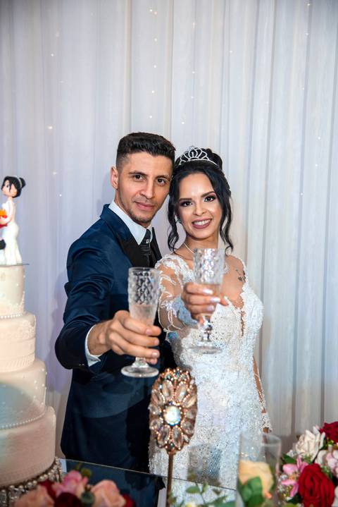 Fotografia dos Noivos Brindando No Buffet Europa em Guarulhos SP Feita por Priscila Felix Fotógrafa de Casamentos, Ensaios e Família'