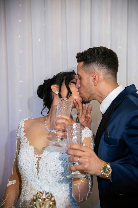 Fotografia dos Noivos Se Beijando Com as Taças nas Mãos No Buffet Europa em Guarulhos SP Feita por Priscila Felix Fotógrafa de Casamentos, Ensaios e Família'